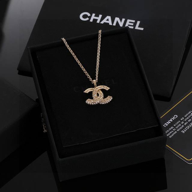 Chanel Double C necklace looks simple but is very classic and versatile. The qu