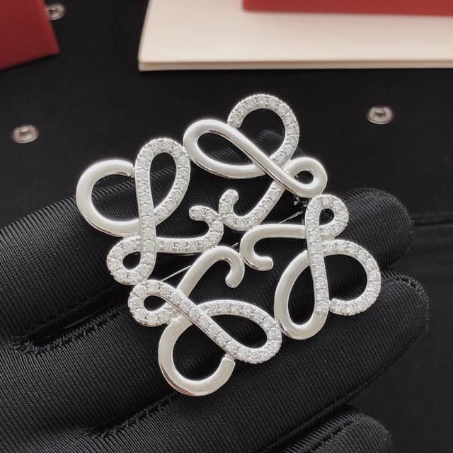 Number Ly Loewe's latest brooch consistent with the Z batch brass material DDD