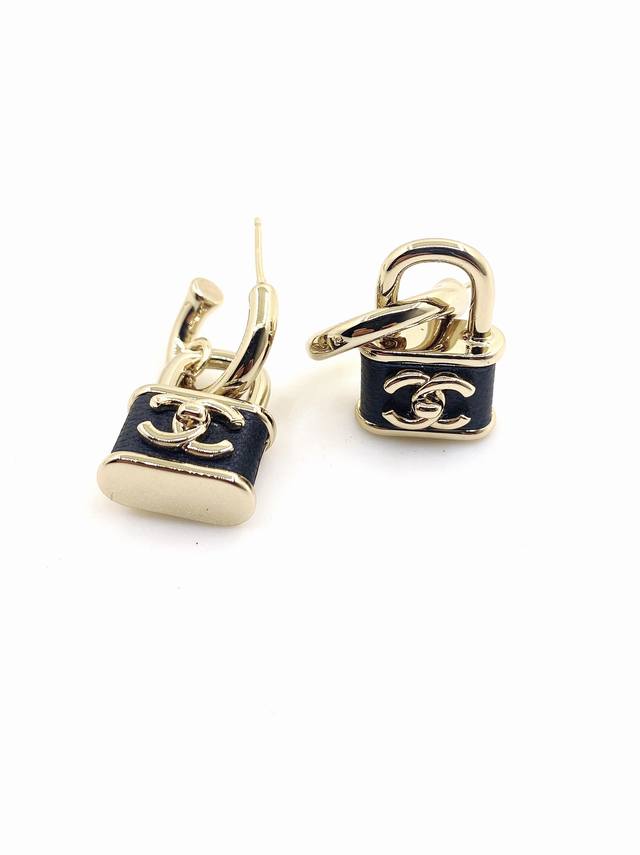Chanel latest black leather small lock ear hook consistent with the Z batch bras