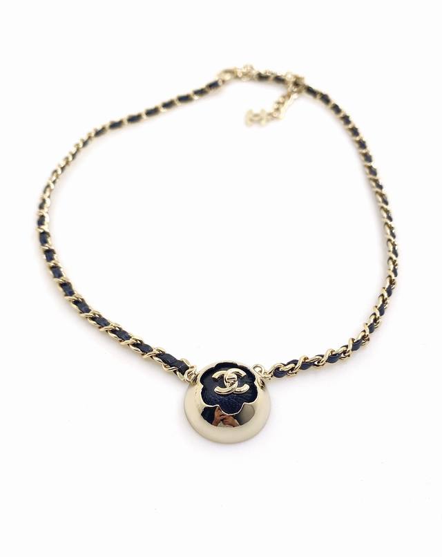 Chanel latest round black leather necklace consistent with the Z batch brass mat