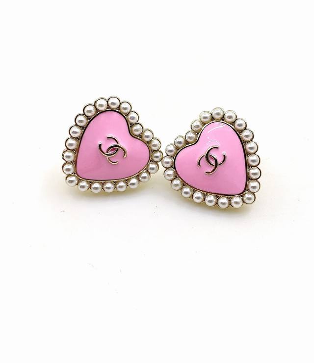 Chanel latest pearl pink heart earrings consistent with the Z batch brass materi