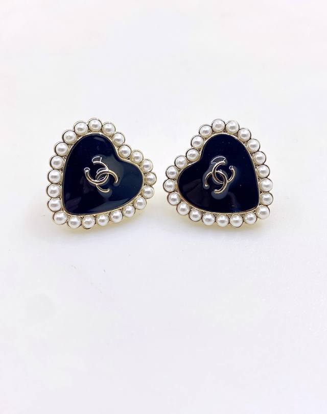 Chanel latest pearl black heart earrings consistent with the Z batch brass mater