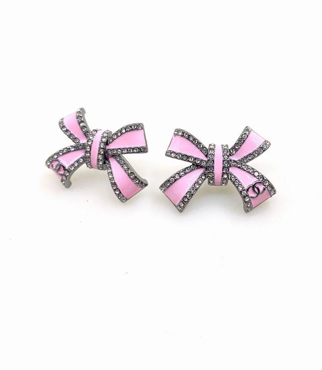 Chanel latest gun black full diamond pink bow earrings consistent with the Z bat
