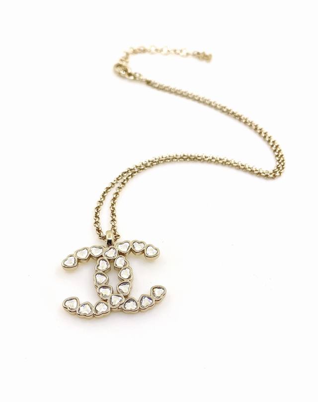Chanel latest white diamond heart Cc necklace consistent Z batch brass material