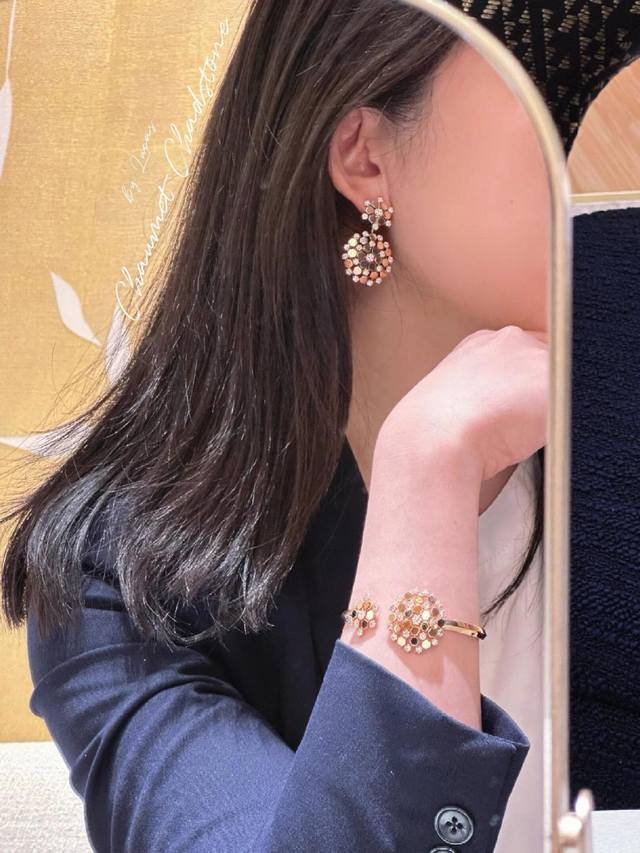 We present the Bee My Love rose gold earrings, available to order in 18K real go