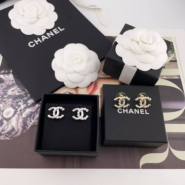 We offer a single, twisted C earring set, priced at 4500. Please consult us for
