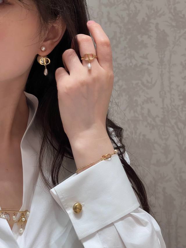 Necklace and bracelet are produced by us DDD