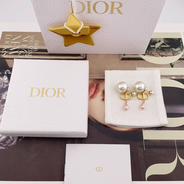 We offer the CD pink teardrop double bead earrings, Z 4200, the same classic, s