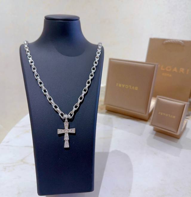 Bulgari necklace made of V gold. The Bulgari Divas' Dream collection is impeccab