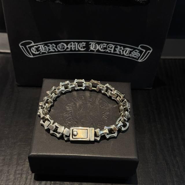 The new counter-quality Chrome Hearts bracelet has a unique design style with di