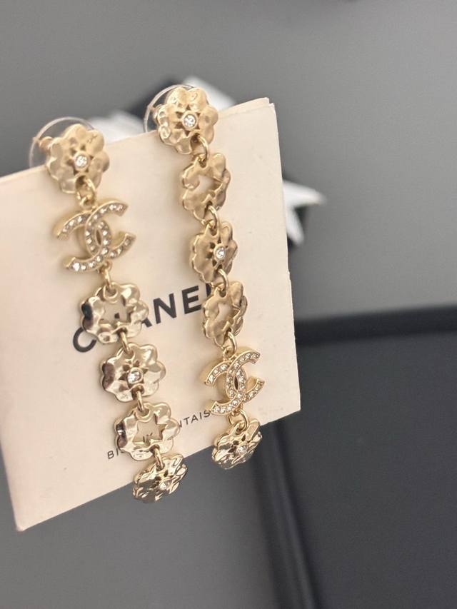 Ch*Nel latest 4 flower Cc asymmetrical earrings consistent Zp brass material DDD