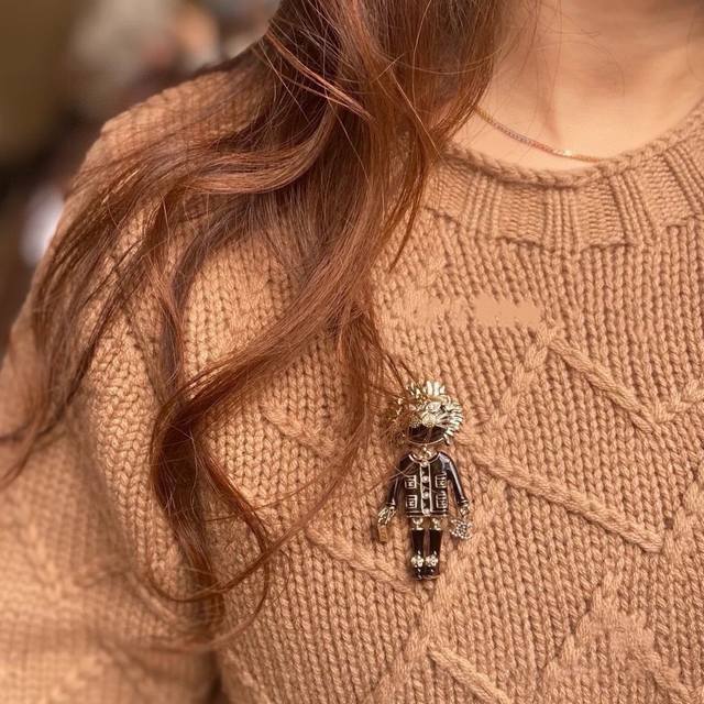 Chanel's latest high-end version of the animated lion brooch is a truly feminine