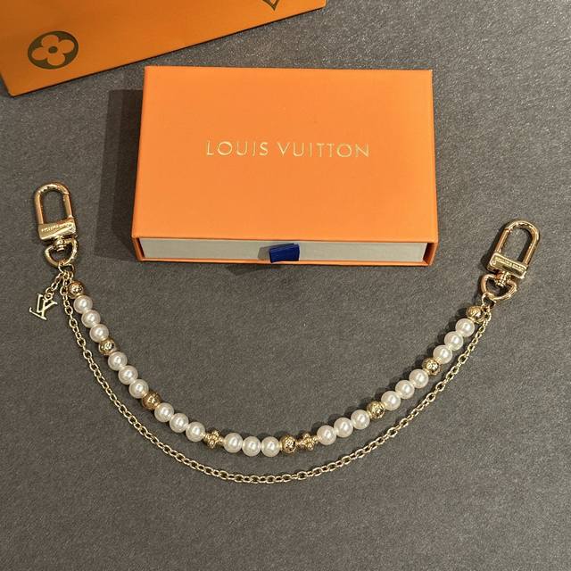 The Lv belt chain features two chains for a stylish statement: one featuring be