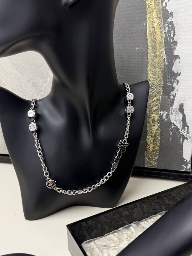 Lv Vers Dice Necklace M02565 The Lvvers Dice necklace features dice decorations,
