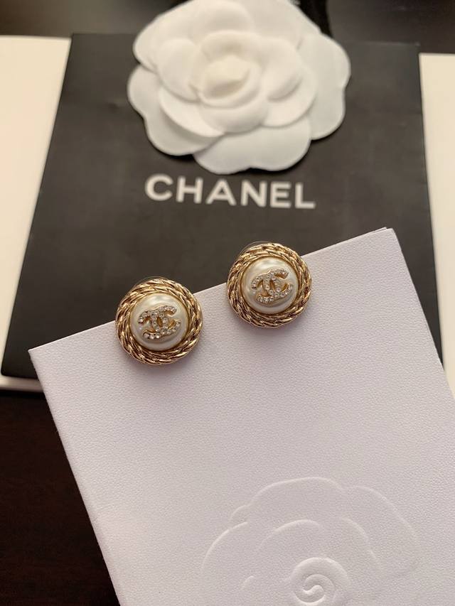 Ch*Nel round pearl earrings consistent Zp brass material DDD
