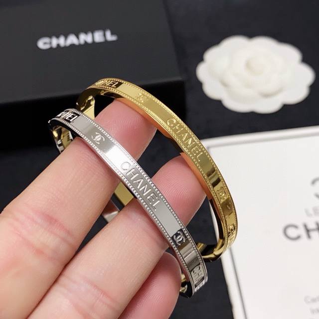 New Chanel engraved double C bracelet, super heavy duty, bling bling, the color