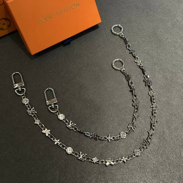 Bracelet, Necklace - Donkey's Monogram Craggy Waist Chain is from the Louis Vui