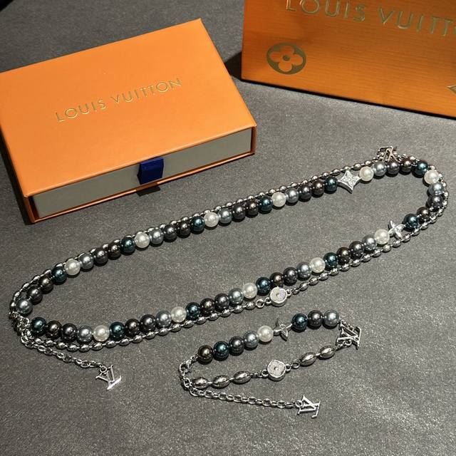 Pearls Fusion Necklace The Pearls Fusion bracelet features an asymmetrical desig
