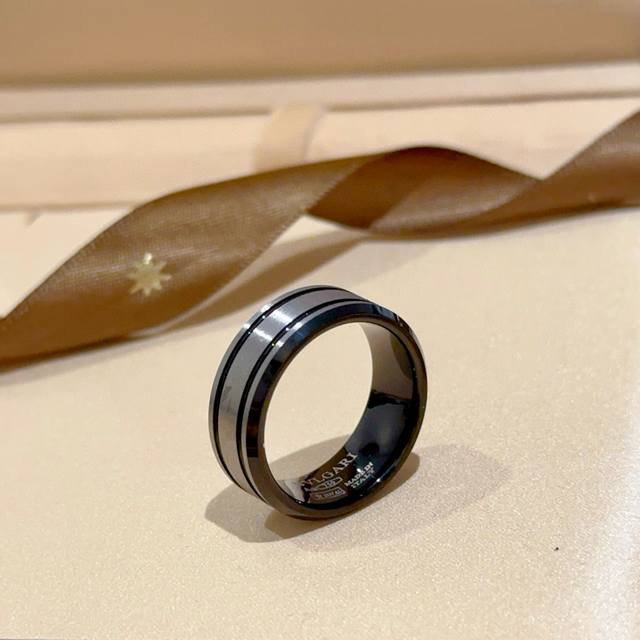 Bulgari necklace made of V-gold. The Bulgari Divas' Dream collection is impecca