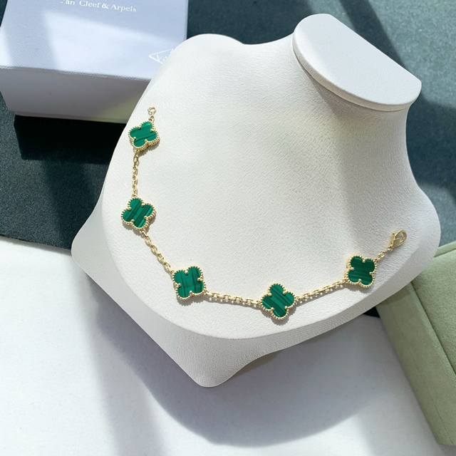 V Van Cleef & Arpels Vintage Alhambra series 5-flower gold bracelet. This bracel