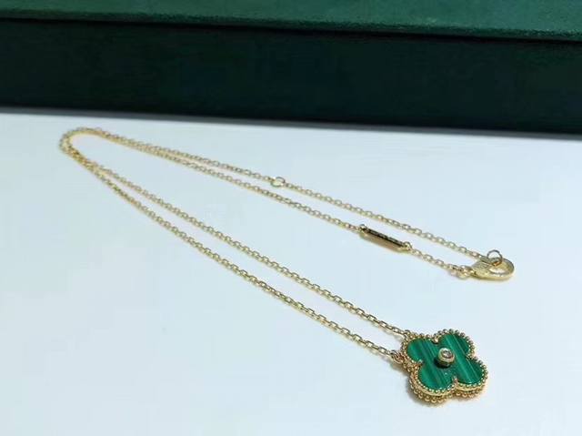 V Gold material Van Cleef & Arpels Malachite Four-Leaf Clover Make you more beau