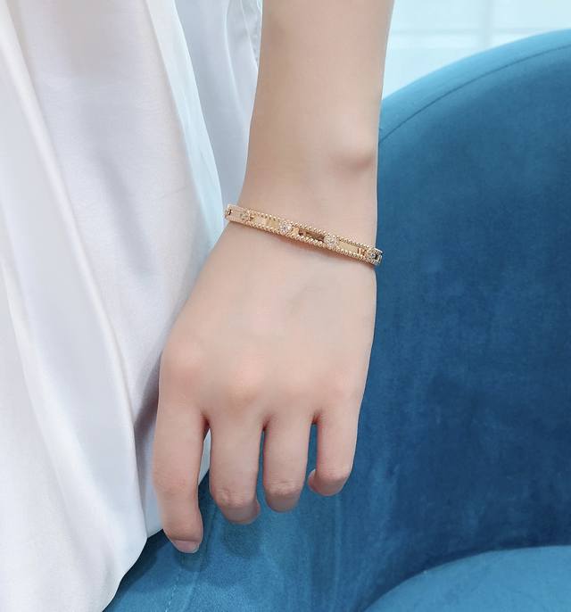 V Van Cleef & Arpels narrow kaleidoscope bracelet in gold. A row of Swarovski cr
