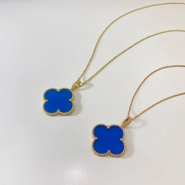 V Gold material classic large flower blue ceramic four-leaf clover necklace is s