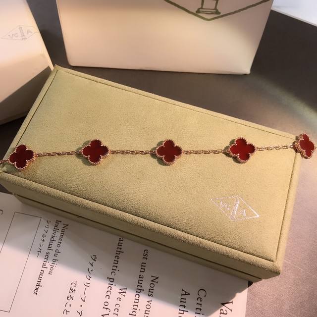 V Gold Van Cleef & Arpels Four-Leaf Clover Carnelian Five-Flower Bracelet DDD