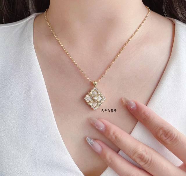 V Gold Buccellati Large Opera House Series White Mother-of-Pearl Necklace, Retro