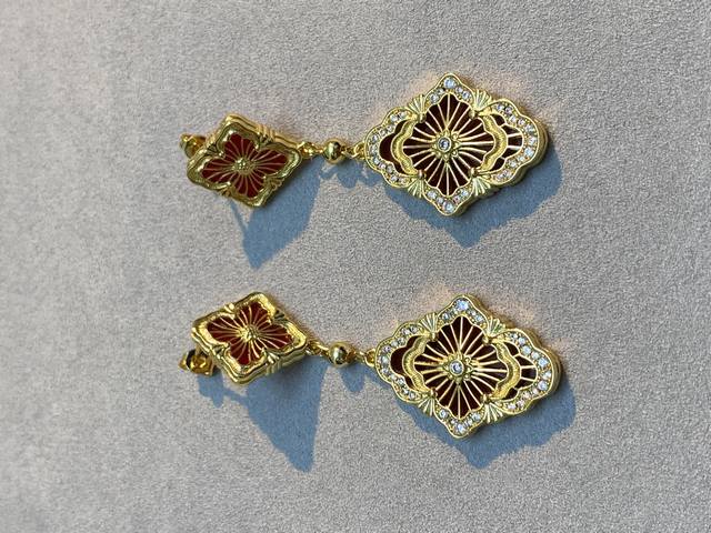V Gold Material Mimi Gold Seiko Buchera Carnelian Opera House Earrings DDD