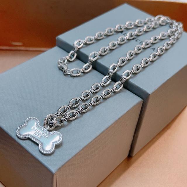 Original goods, new Balenciaga necklace. Balenciaga's new necklace is consistent