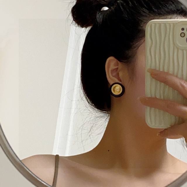 Heavy-hit ear clips! The latest Chanel ear clips are now available at the Chanel