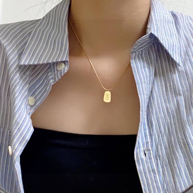 Xiaohongshu recommends Chanel's latest double C gold teardrop necklace. Made of