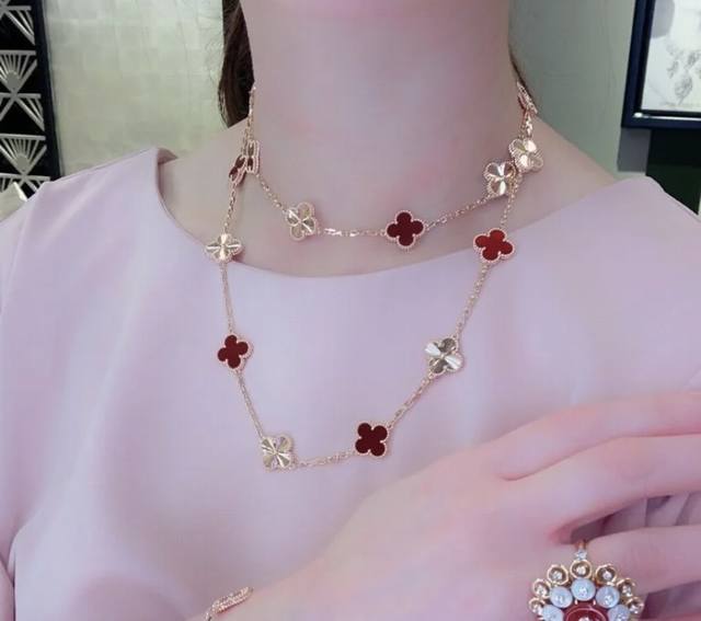 V gold Vca laser-engraved red 20 flower necklace. This Cleef & Arpels four-leaf