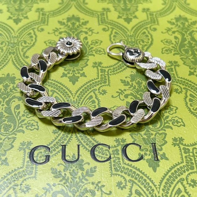 The latest luxury sunflower Gucci bracelet. A top-tier luxury line-up among hig