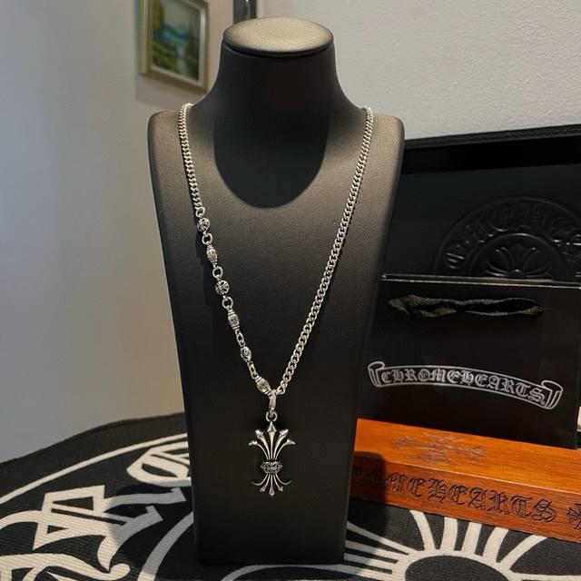 New counter quality Chrome Hearts classic retro side necklace with vine flower