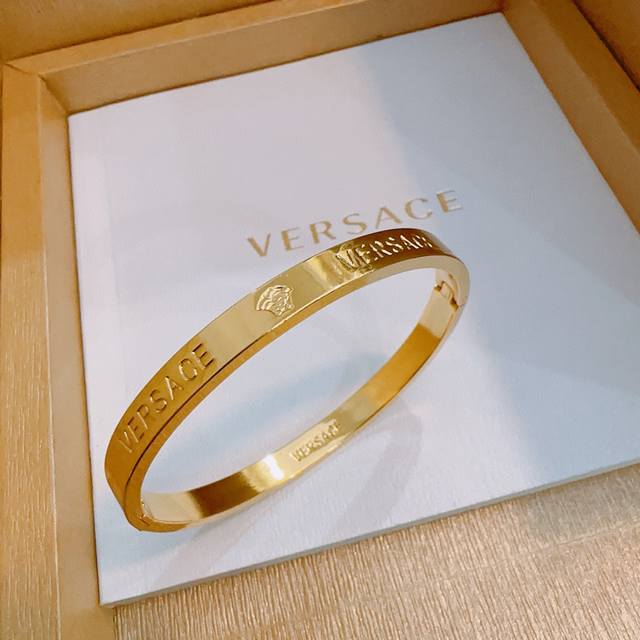 The Versace Dumeza logo bracelet is handsome and cool, while exuding a sense of