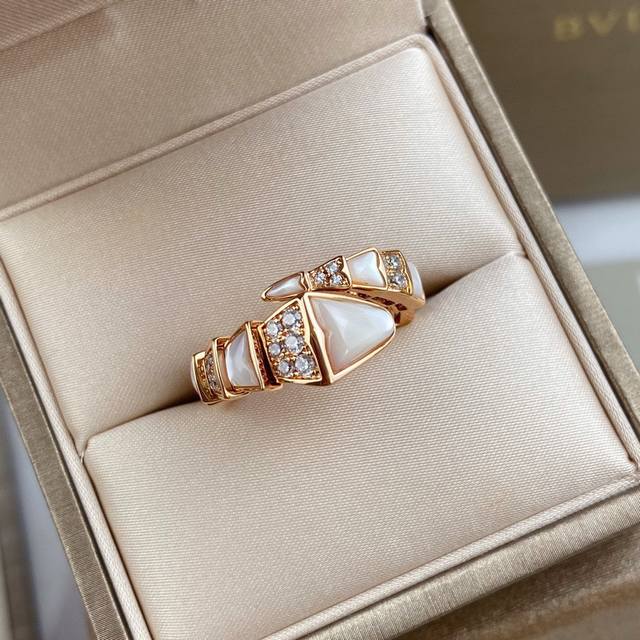 Bv's new Serpenti series white mother-of-pearl snake head half-diamond open larg