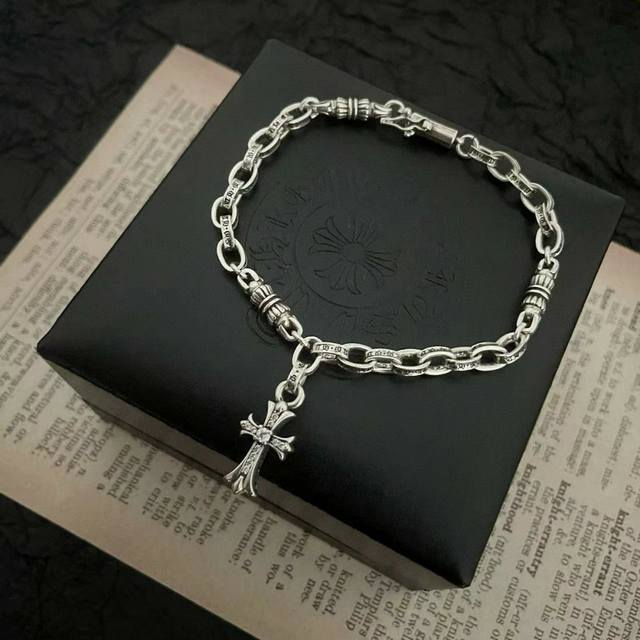 Chrome Hearts Chrome Hearts Twist-Pattern Letter Bracelet is fashionable, exquis