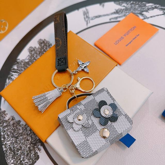 New product release: Lv keychain, Lv bag buckle, headphone bag, latest model, b