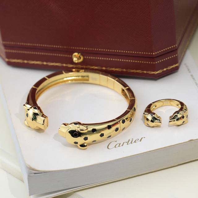 A striking, double-headed, leopard-shaped bracelet in polished gold. This Panth