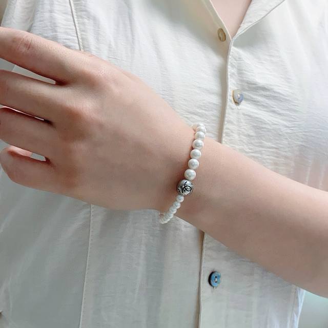 Chanel's high-end double C half-pearl bracelet with varying sizes! Whitening and