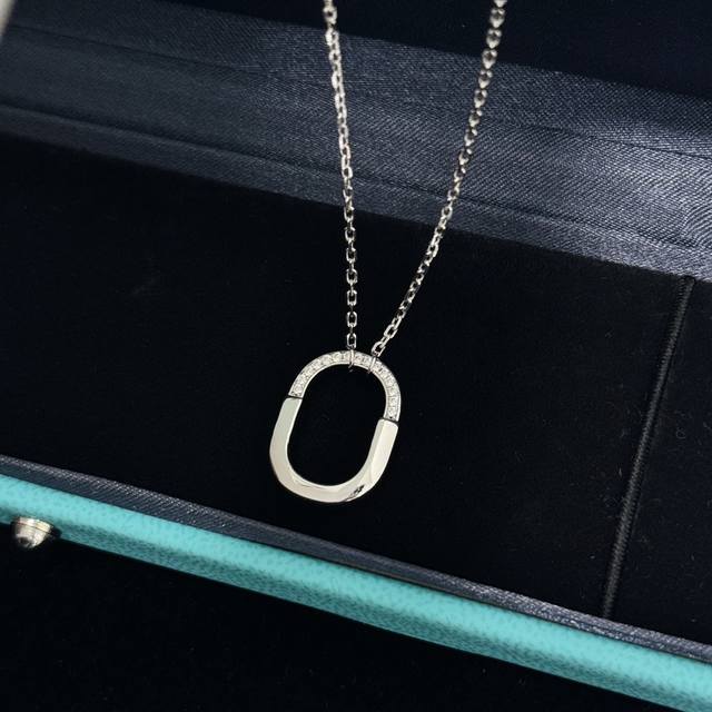 T's new hot new arrival, mini U-shaped lock half diamond necklace, full of Europ