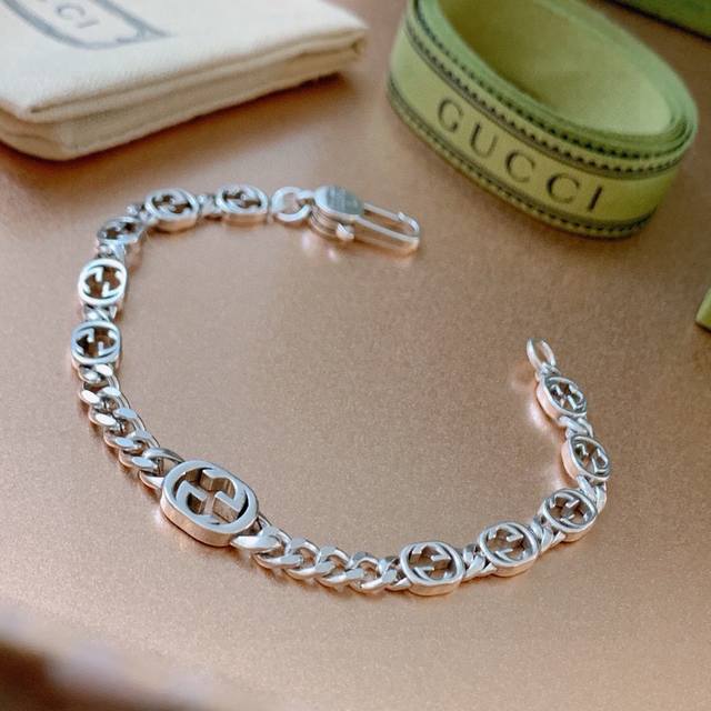 Gucci's latest recommended series. The latest classic Gucci bracelet is exquisit