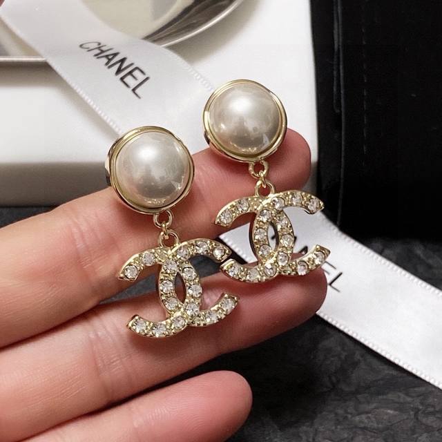 The new Chanel earrings are exquisite and charming. They are synchronized with