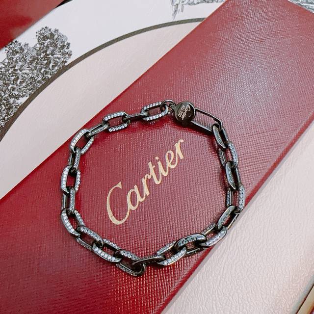 The new Cartier bracelet with diamonds is made of V gold. The appearance is per
