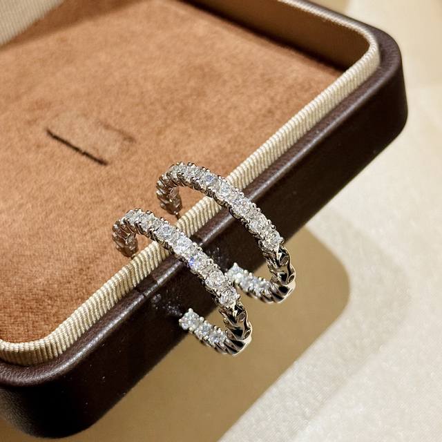 A6571 T's new full-row diamond earrings are fully inlaid with 7A high-carbon dia
