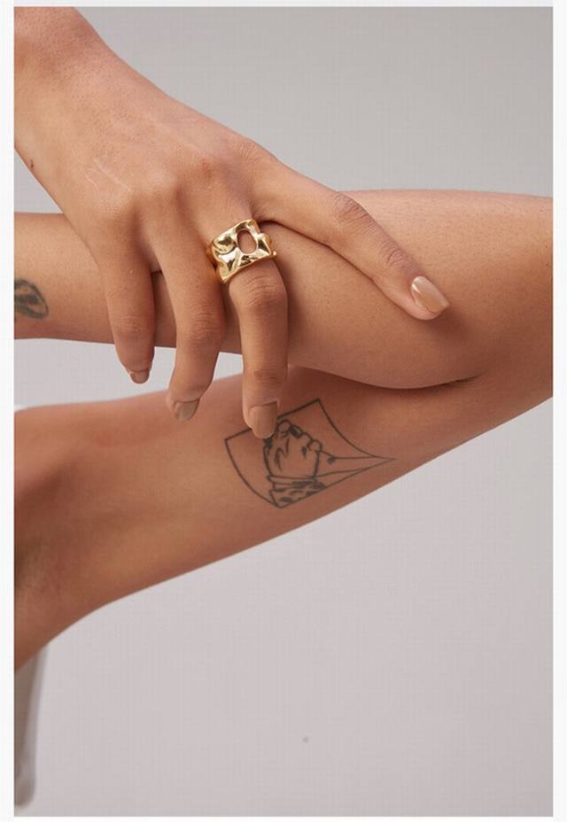 Wens | This wave-shaped ring features an elegant, refined design and a versatile