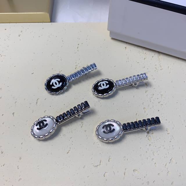 Chanel Xiaoxiang Chanel hairpin Czech diamond logo pressure clip side clip daily