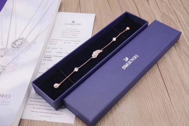 Swarovski Rose Gold and White Feather Magnetic Clasp BraceletThis rose gold-plat
